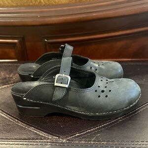 Dansko Women's Black Leather Mules